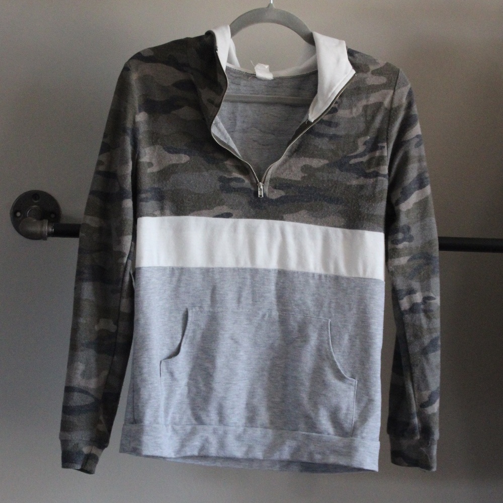 7th Ray hoodie, tri color, came, size small.